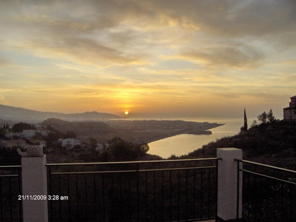 فيلا La Torrecica, Con Caracter Andaluz Y Magnificas Vistas Al Mar Y Sierra Nevada سالوبرينيا المظهر الخارجي الصورة